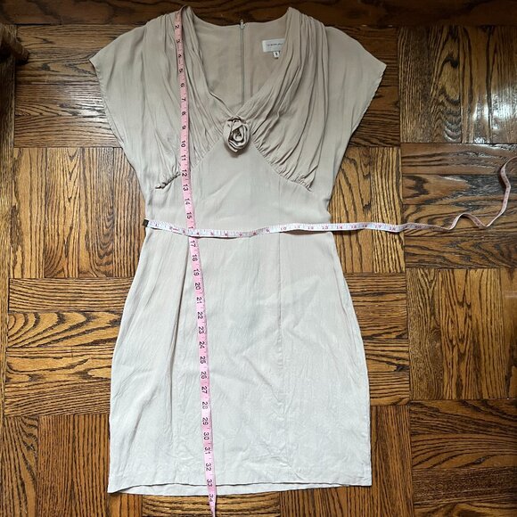 Vintage V-neck Inverted Bustline Rosette Dress - Picture 2 of 2